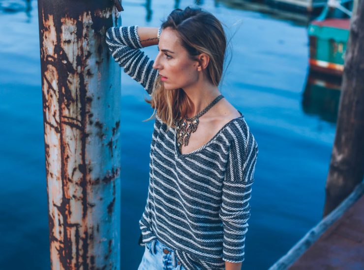 V-NECK SWEATER AND BOYFRIEND JEANS