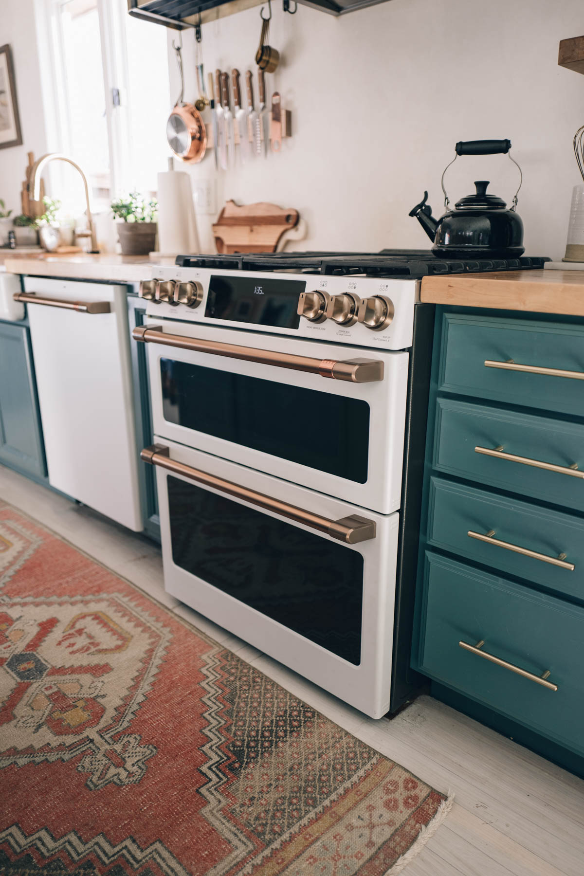 No more boring appliances, customize your kitchen with @cafeappliances Pictured is the Dual-Fuel Double Oven with Convection Range in Matte White with Brushed Bronze Hardware in Jess Kirby's kitchen