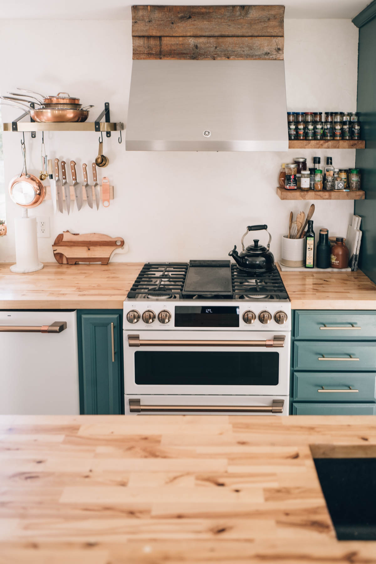 No more boring appliances, customize your kitchen with @cafeappliances Pictured is the Dual-Fuel Double Oven with Convection Range in Matte White with Brushed Bronze Hardware in Jess Kirby's kitchen
