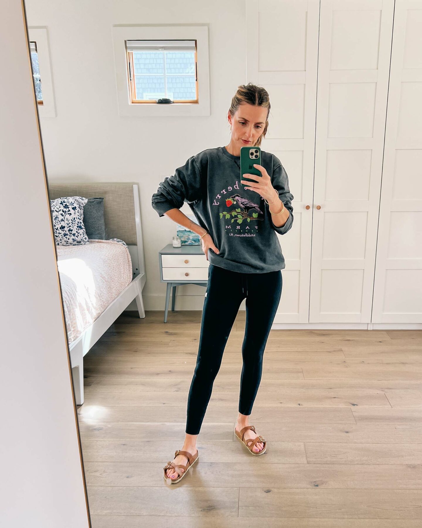 sweatshirt and leggings summer outfit
